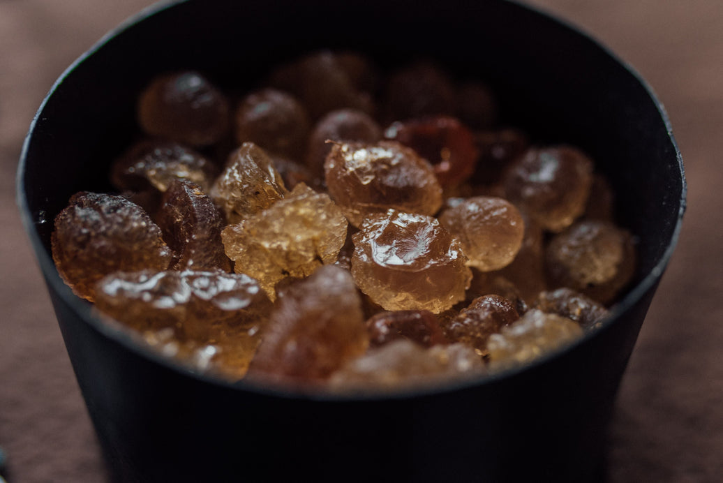 Damla sakızı (mastic gum) taneleri - Ege'nin doğal reçinesi, Türk kahvesine aroma katmak için kullanılıyor