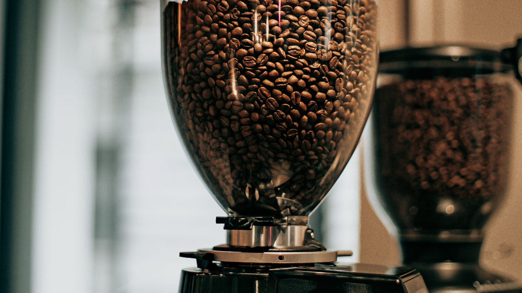 Espresso değirmeninin çekirdek haznesi - doğru saklama ve düzenli ayar günlük performansı korur